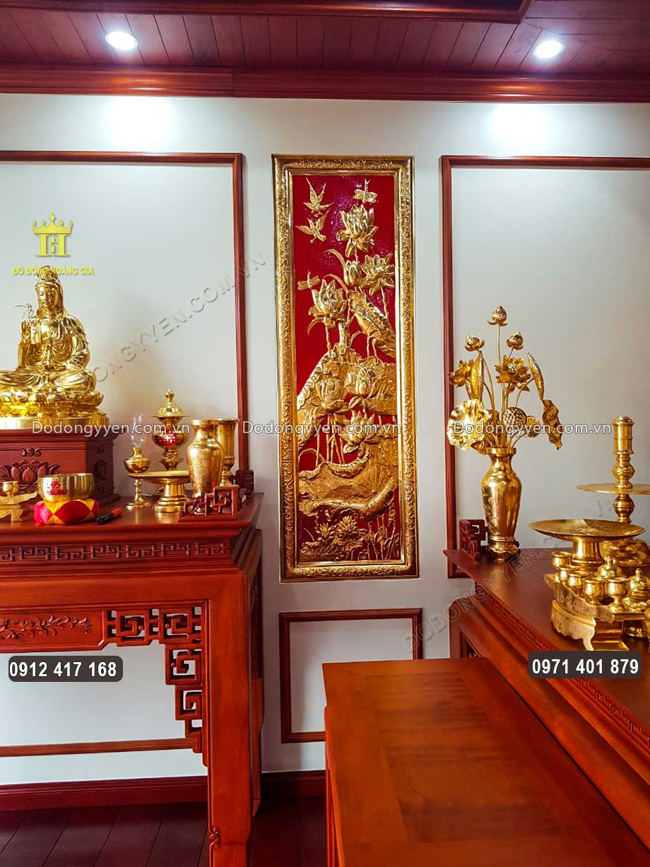 Đôi tranh hoa sen được treo cân đối, hài hòa hai bên ban thờ Phật